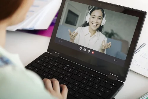 teacher explainin gonline